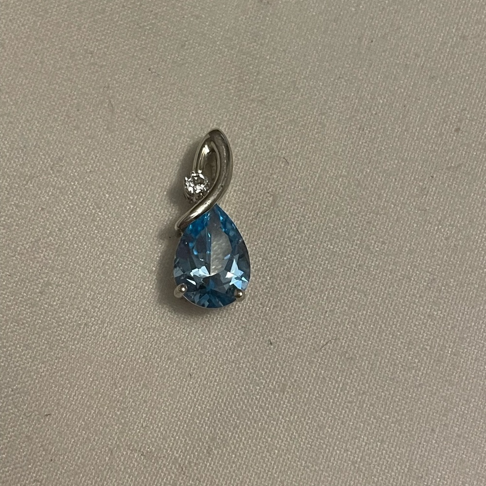 Blue sapphire pendant